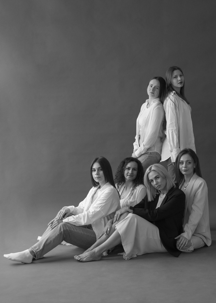Юлия Попова и её команда. Фото из личного архива.