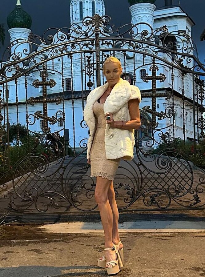 Анастасия Волочкова в мини-платье