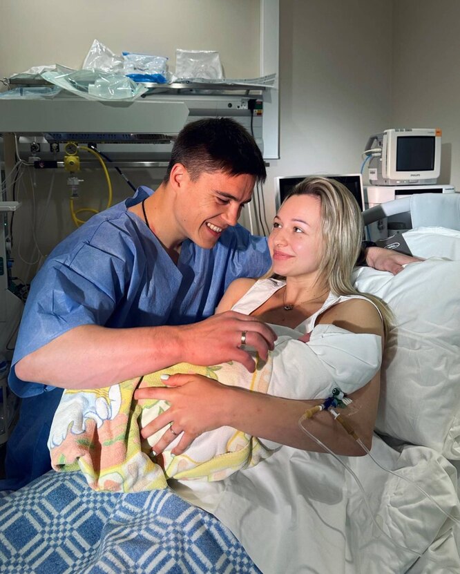Никита Нагорный с женой Дарьей и новорожденным