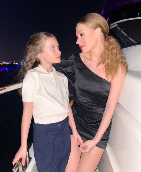 Кристина Асумс с дочкой в Дубае. Источник: соцсети