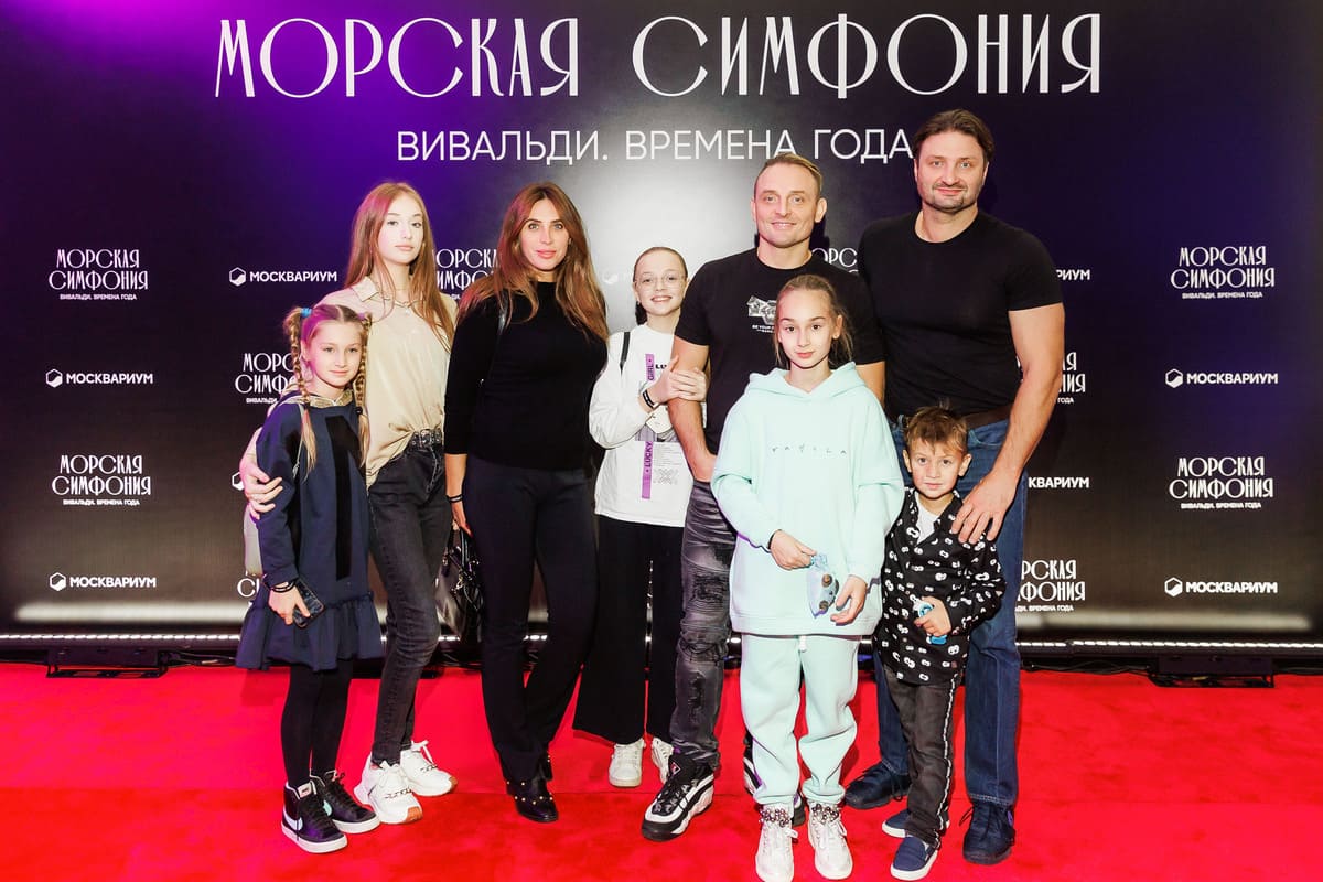 Братья Запашные с семьями на премьере шоу "Морская симфония"