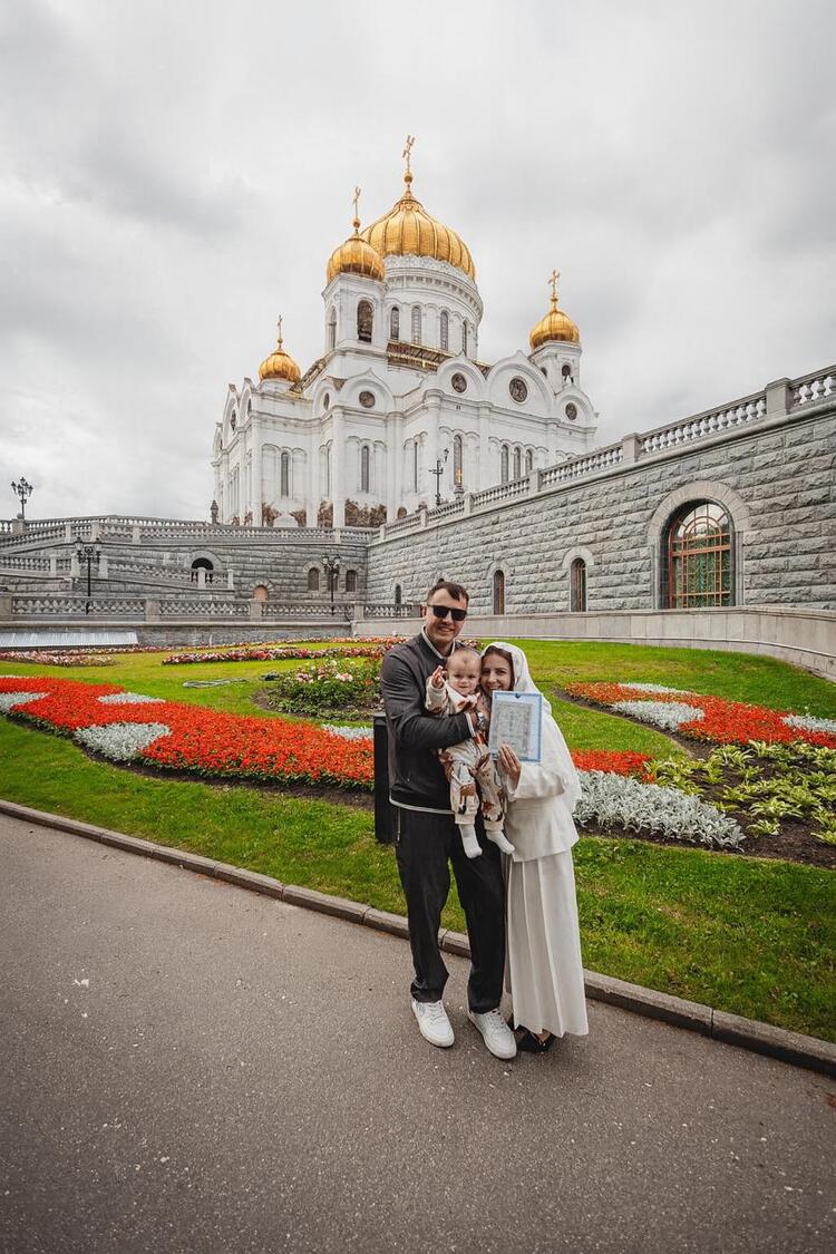 Алексей Лаврентьев с женой и сыном у храма Христа Спасителя. Фото из личного архива.