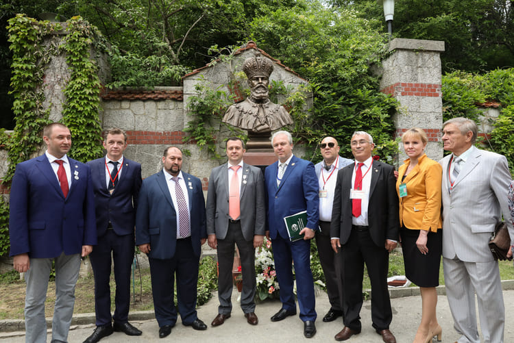 Открытие памятника Императору Александру III  в Массандровском Дворце (Крым). Фото из личного архива.