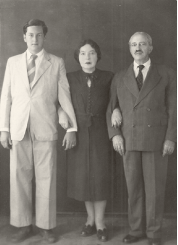 Июль 1946 года - слева направо - Марк Роджер Деметр с бабушкой Гертрудой и дедушкой Хьюго Саймонами