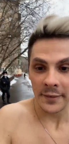 Андрея Борисова задержала полиция гуляющего голым вблизи школы