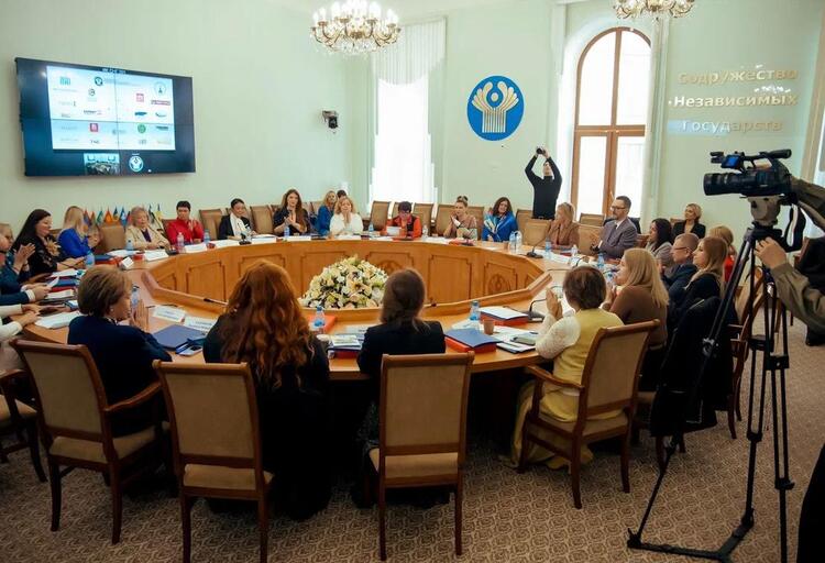Первое заседание Международного Союза Женщин.