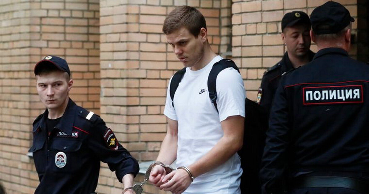 Александра Кокорина выводят в наручниках