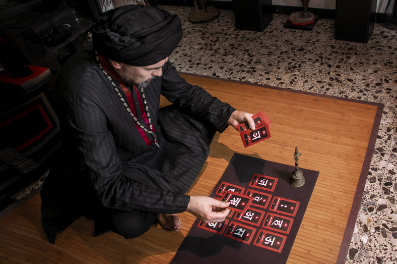 Сексуалды киімдегі әйел оны пизда мен есекке береді