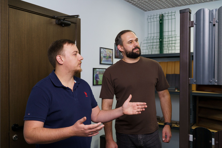 Александр Безносенко и инженер Кирилл в шоуруме «Заборы 2.0». Фото из личного архива.