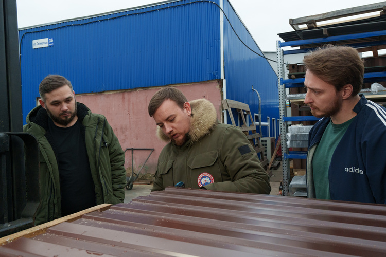 Александр Безносенко с инженерами Иваном и Владимиром в цеху. 