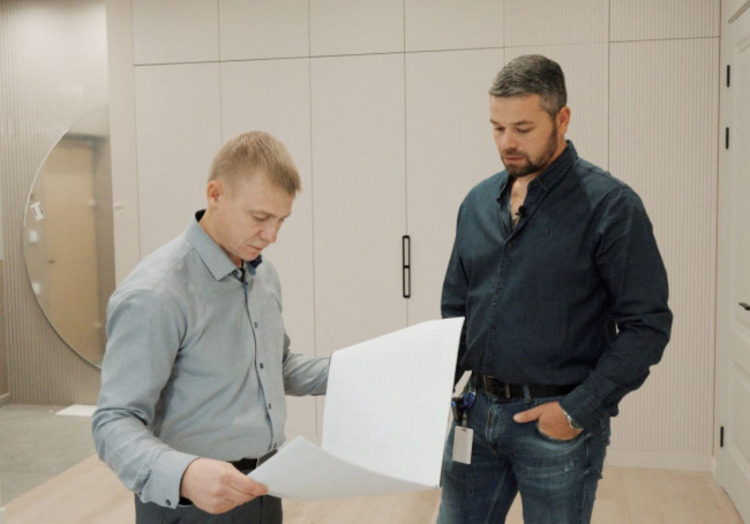 Сергей Петров принимает объект после ремонта квартиры командой «Сиан-Дизайн».