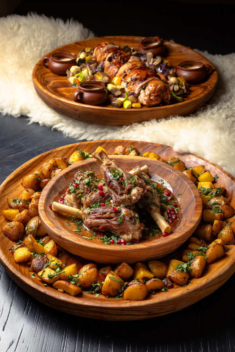 Блюдо халал-ресторан Alcha — Томленная голень ягненка с картофелем | Куриный рулет со шпинатом, орехами и рагу из овощей