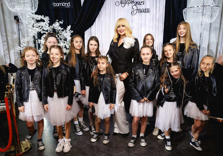 Анжелика Агурбаш с воспитанниками Центра творческого развития. Фотограф: Александр Назаров.