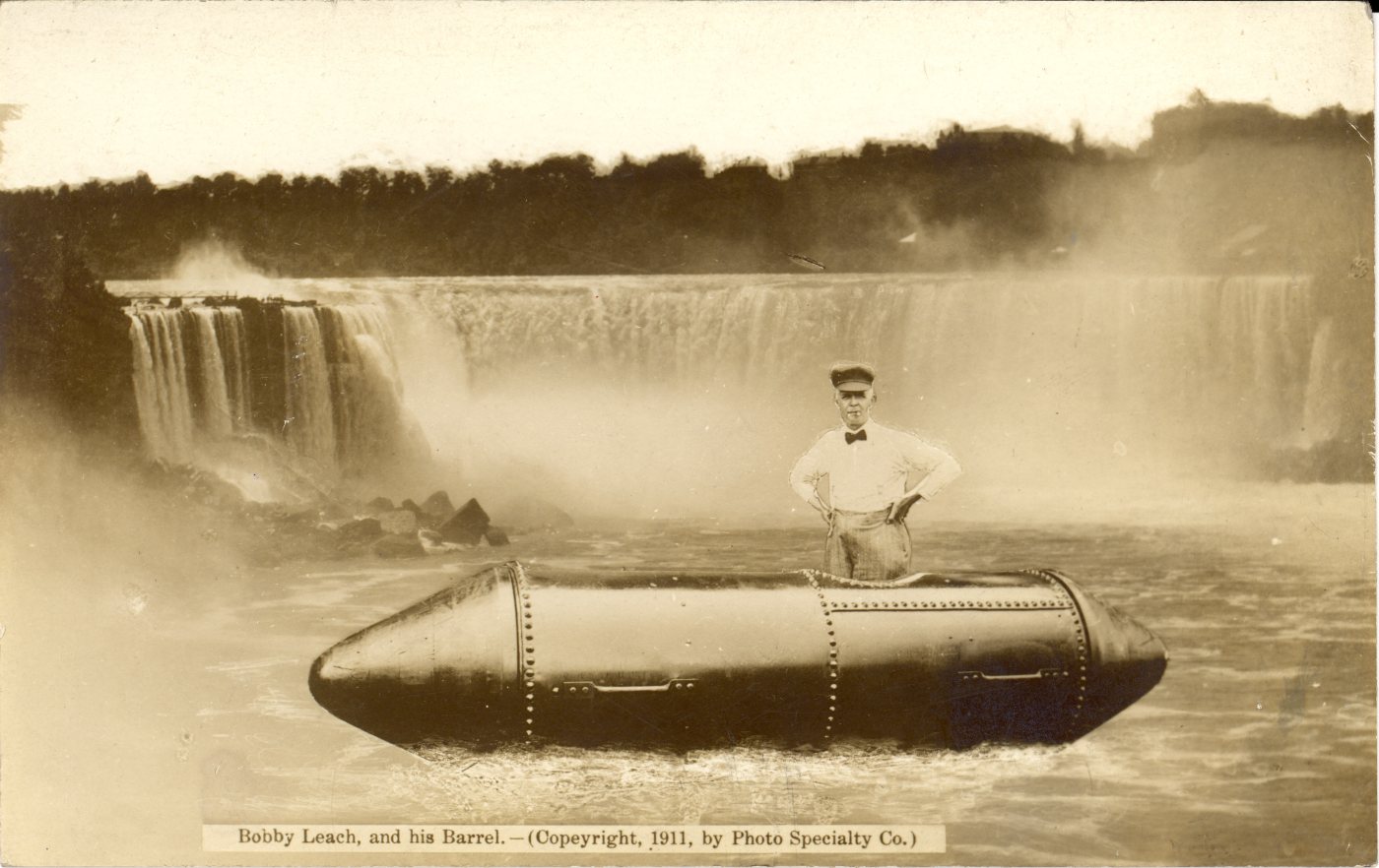 Бобби Лич и его стальная бочка на фоне водопада Подкова, 1911