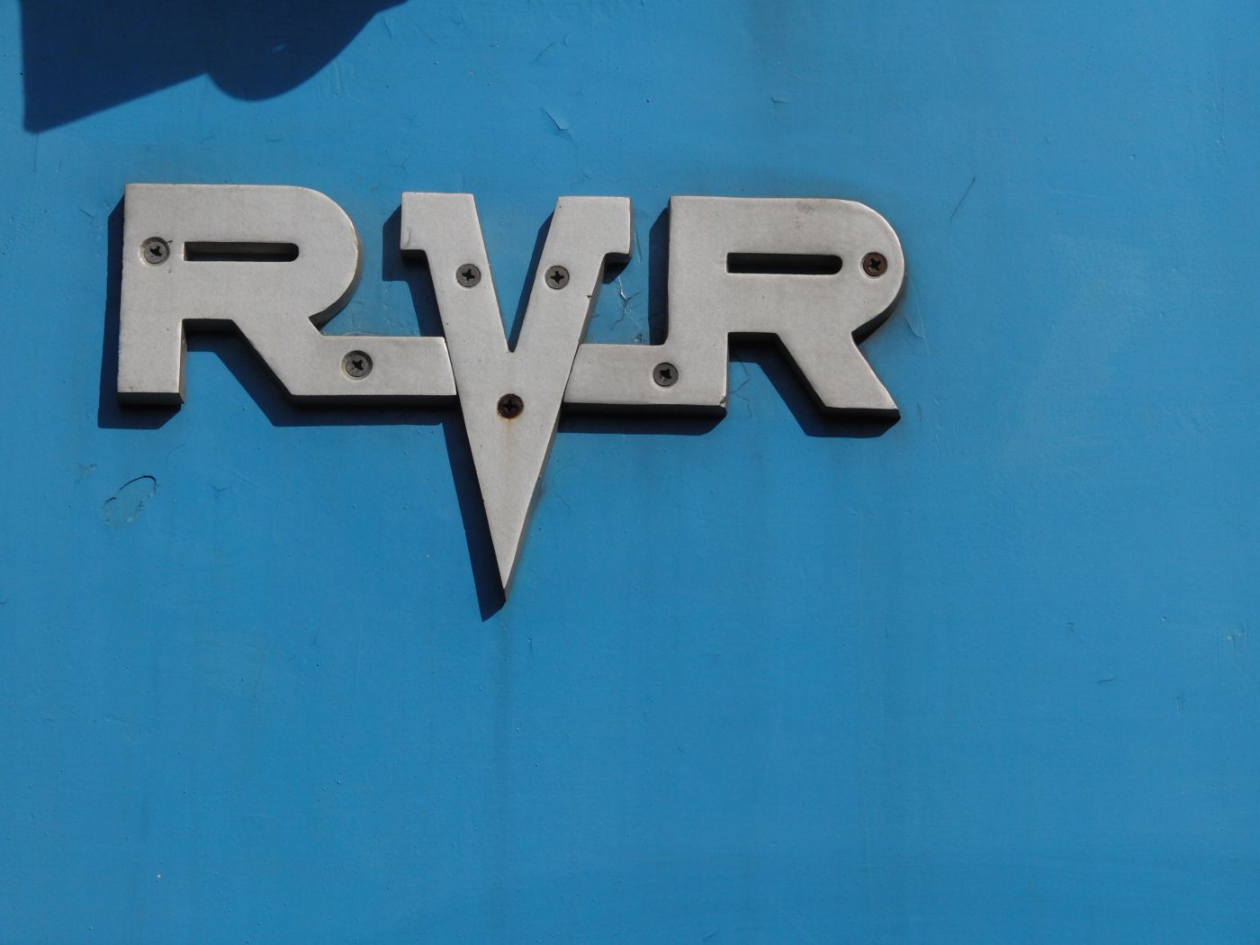 Эмблема Рижского вагоностроительного завода (RVR) на борту ЭР200-1