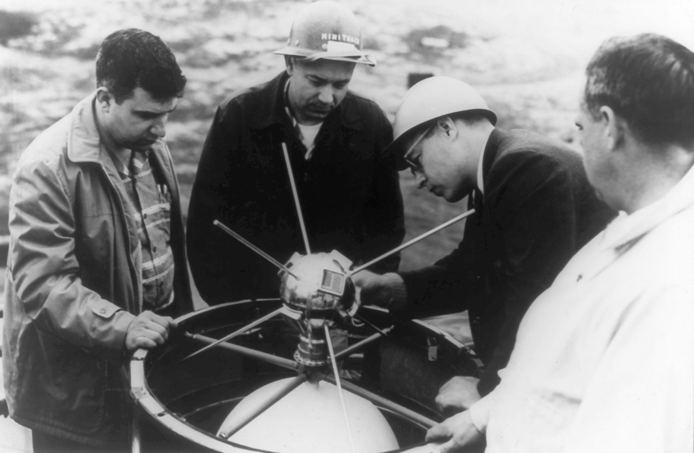 Американские инженеры устанавливают спутник «Авангард-1» на ракету, 1958 год