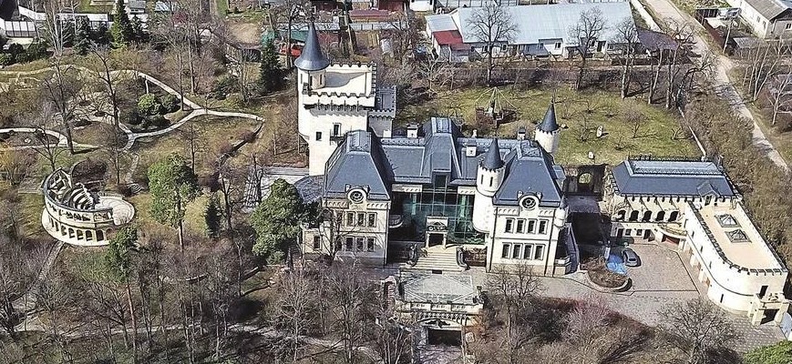 Замок Аллы Пугачевой в деревне Грязь