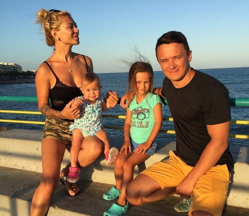 Илья Соболев с женой и детьми