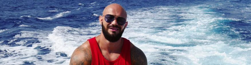 Рэпер Джиган попал в больницу после нападения медузы в Дубаи