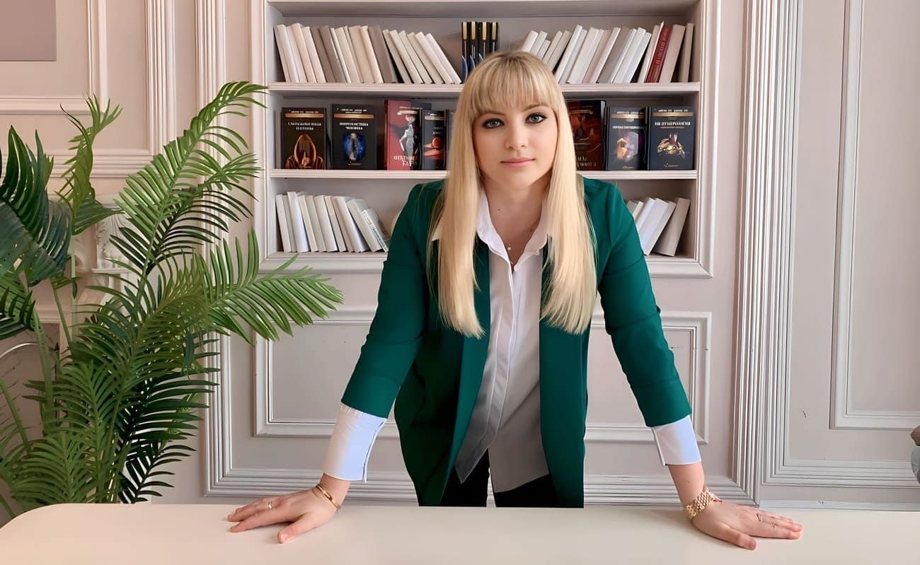 Джули По —  Биография