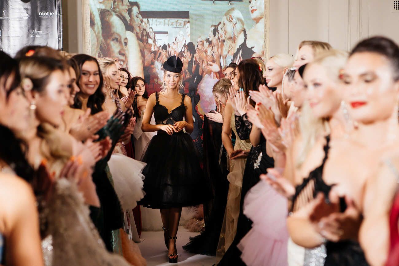 Модный показ дизайнерских платьев Designer fashion week