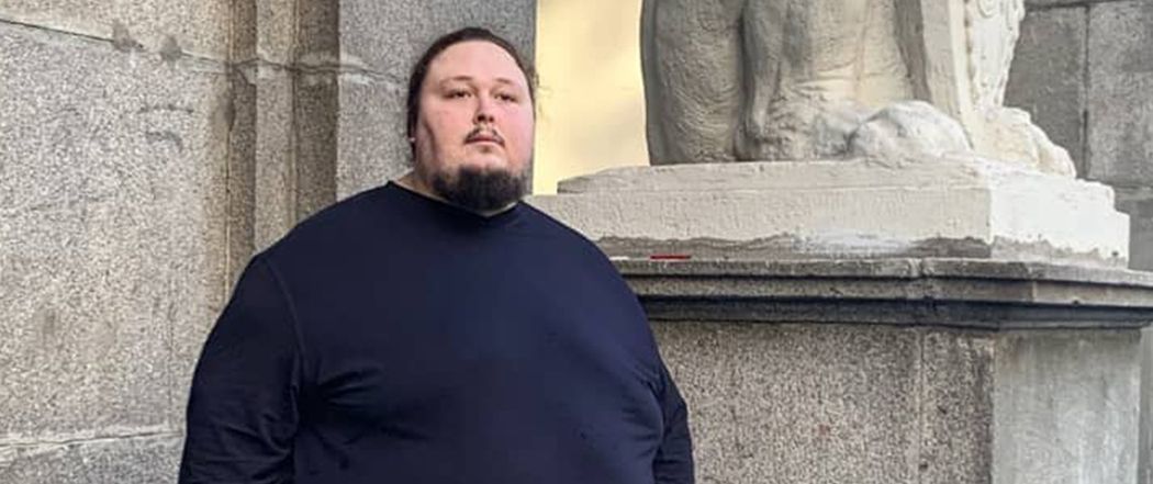 Сын Никаса Сафронова приковал себя наручниками к ресторану McDonald