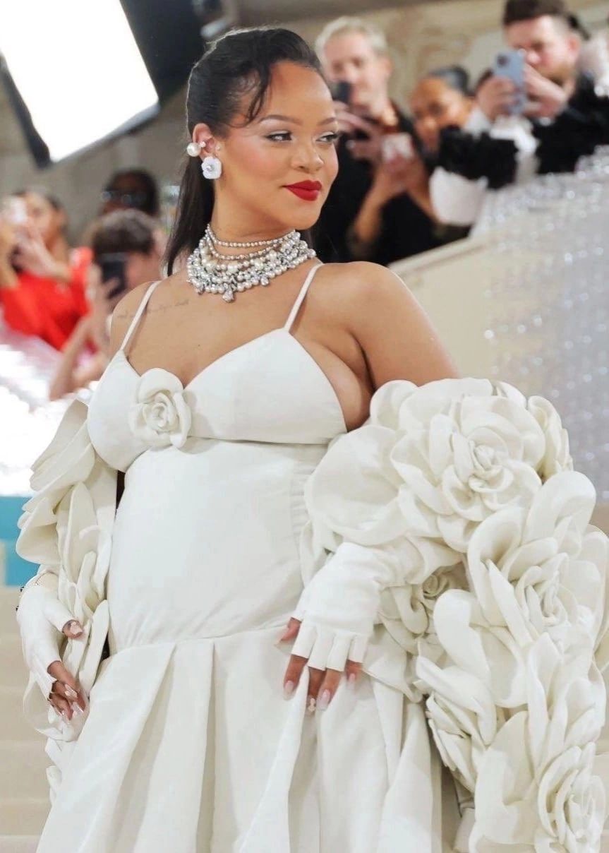 Қыздар ерлердің анустарын жалап, саусақпен қарайды Интернеттегі анальный порно сахнасы